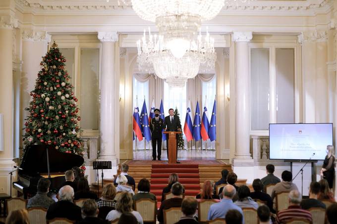 Predsednik Republike Slovenije Borut Pahor je v počastitev državnega praznika, dneva samostojnosti in enotnosti, danes v Veliki dvorani Predsedniške palače nagovoril državljanke in državljane jim čestital ob prazniku.